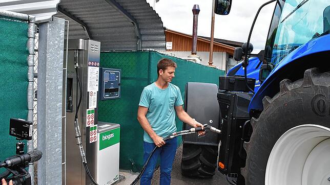 Der Landwirt Pascal Pletscher von der Müller Energie GmbH betankt in Thayngen an der ersten Bauernhof-Biogastankstelle der Schweiz den ...