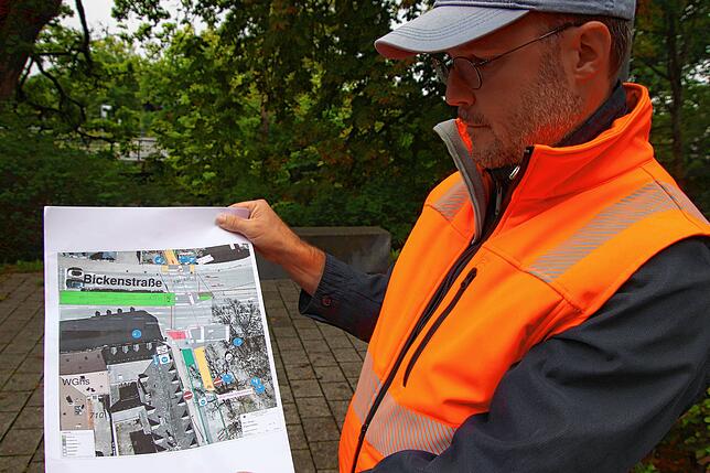 So sieht die künftige Querung der Bickenstraße bei der Einmündung der Brigachstraße aus: Henning von Schnakenberg zeigt die Planung des ...