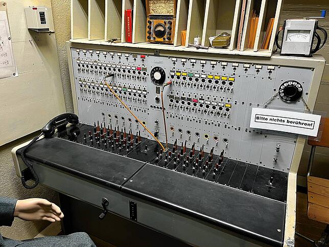 In der Telefonzentrale wurden Anrufer miteinander verbunden.