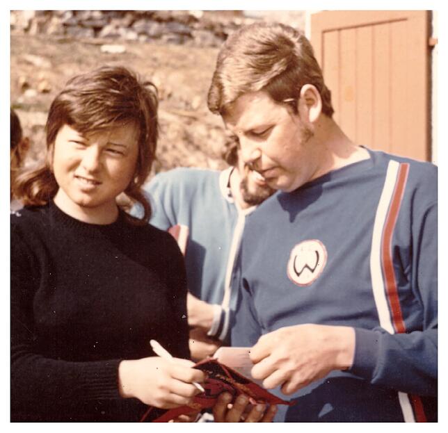 Sportler unter sich: Ski-Olympiasiegerin Marie-Theres Nadig signiert einen Wimpel des FC Weisweil für Karl Landwehr.