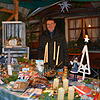 Selbstgemachtes und Selbstgebackenes verkauft Gottfried Pfüller am festlich dekorierten Stand der Chrischona Gemeinde.