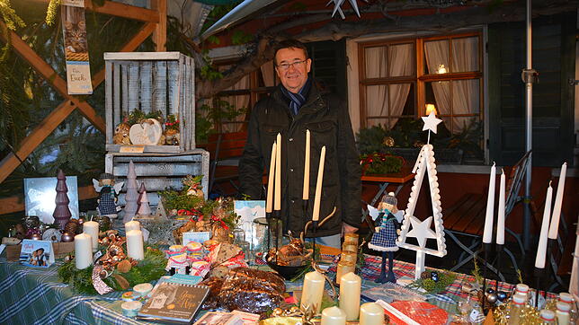 Selbstgemachtes und Selbstgebackenes verkauft Gottfried Pfüller am festlich dekorierten Stand der Chrischona Gemeinde.