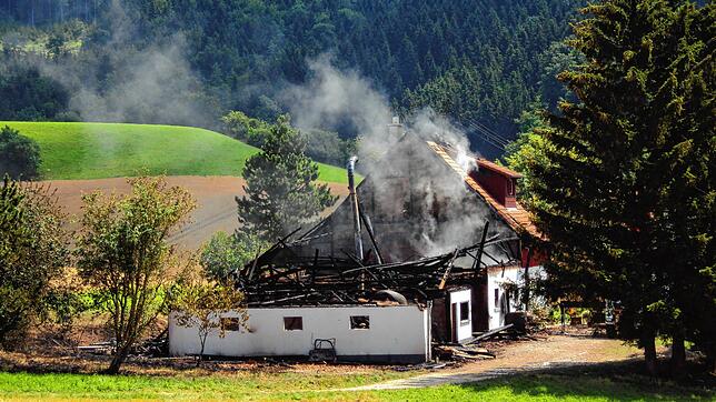Der Hölzlehof außerhalb von Fützen am Tag nach dem Großbrand. Derzeit ermittelt die Staatsanwaltschaft wegen der Brandursache.