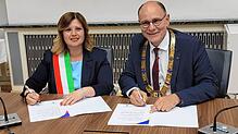 Veronica Felici, Bürgermeisterin von Pomezia, und Singens Oberbürgermeister Bernd Häusler erneuern die Städtepartnerschaft zwischen ...