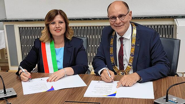 Veronica Felici, Bürgermeisterin von Pomezia, und Singens Oberbürgermeister Bernd Häusler erneuern die Städtepartnerschaft zwischen ...