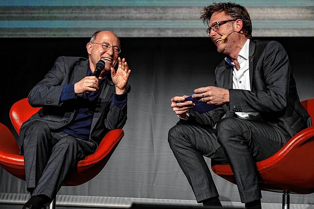 Unterhaltsame Talk in der Neuen Tonhalle: Gregor Gysi (links) und SÜDKURIER-Chefredakteur Stefan Lutz.