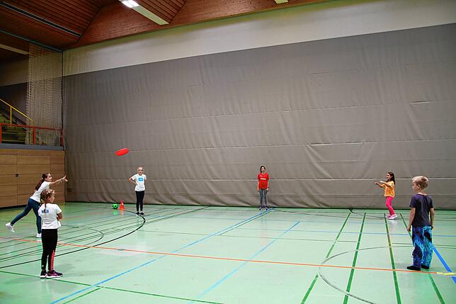 Viel Spaß bereitet den Kindern auch das Frisbeewerfen.