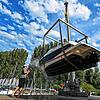 Hier hat die Rettung noch geklappt: Ein Motorboot wird Ende Juli mit einem Kran aus dem Hafen von Moos am Untersee geholt. An anderen ...