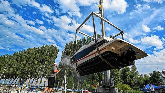 Hier hat die Rettung noch geklappt: Ein Motorboot wird Ende Juli mit einem Kran aus dem Hafen von Moos am Untersee geholt. An anderen ...