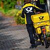 Eine Briefträgerin der Deutschen Post steigt auf ihr Postfahrrad. Die Deutsche Post hat bei der Zustellung von Briefen erhebliche ...