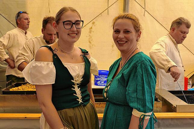 In historischen Gewändern zeigen sich diese Helferinnen während des Jahrmarkts in Leibertingen am Stand der Freiwilligen Feuerwehr.