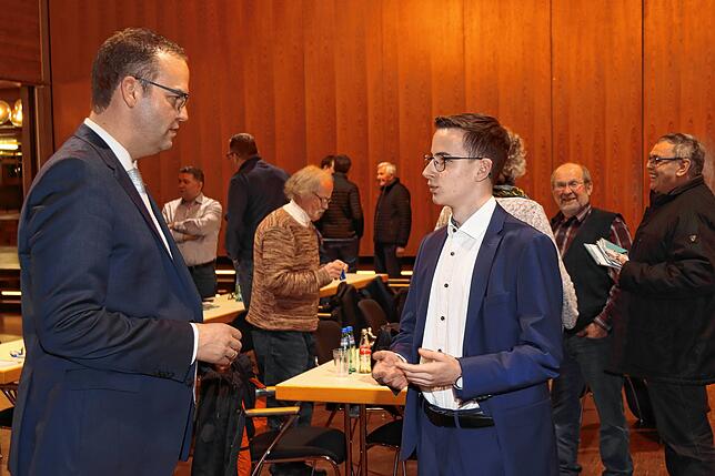 Andreas Braun im Anschluss an den Infoabend im Gespräch mit dem jungen Parteimitglied Nelson Ragg.