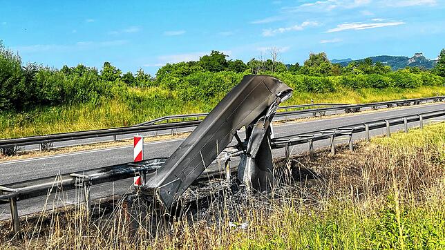 Das ist von der Schilderbrücke auf der B33 übrig geblieben. Sie wurde vom Aufprall und der Hitze zerstört und soll zeitnah erneuert werden.