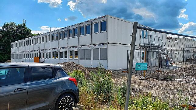 Die Containeranlage von außen, das Erdgeschoss wird jetzt bezogen.