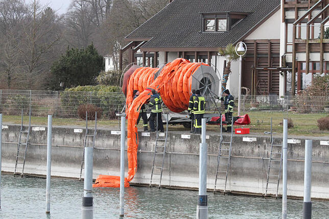 Trinkwasserschutz: Weil in der Übungs-Annahme auch Diesel und andere Betriebsstoffe in den Bodensee geraten, baut die Feuerwehr ...