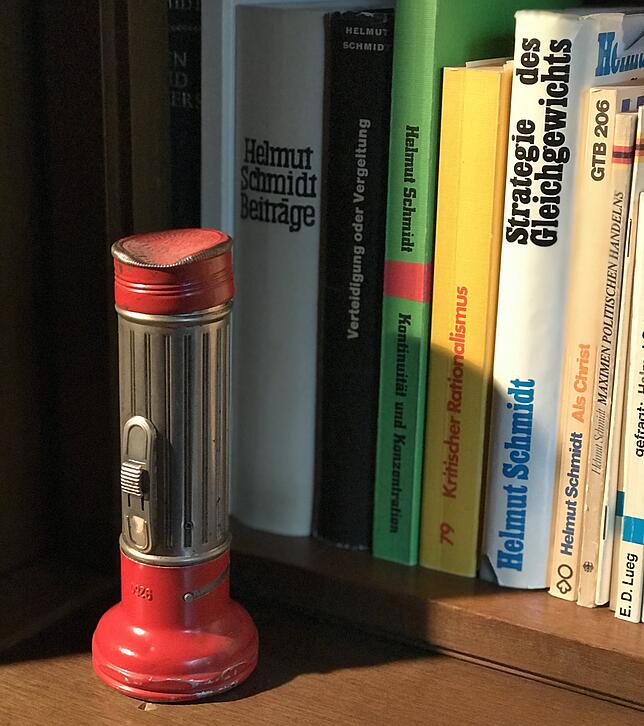 Vorgesorgt: Durch den Krieg geprägt, war man bei Schmidts für einen Stromausfall gut gerüstet. Hier eine verbeulte Taschenlampe auf dem ...