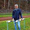 Lorenzo Patone, der Vorsitzende der Turngemeinde Stockach, zeigt bei der Ortsbegehung mit dem SÜDKURIER eine der beschädigten Hürden auf ...