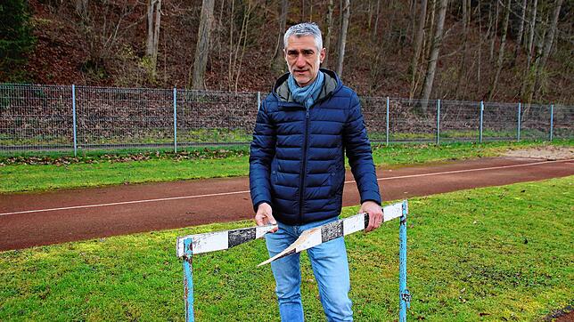 Lorenzo Patone, der Vorsitzende der Turngemeinde Stockach, zeigt bei der Ortsbegehung mit dem SÜDKURIER eine der beschädigten Hürden auf ...