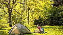 Idyllisches Zelten abseits von normalen Campingplätzen ist das, was viele Urlauber suchen. One-Night-Camps machen es möglich. Foto: ...