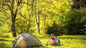 Idyllisches Zelten abseits von normalen Campingplätzen ist das, was viele Urlauber suchen. One-Night-Camps machen es möglich. Foto: ...