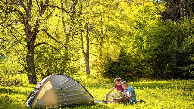 Idyllisches Zelten abseits von normalen Campingplätzen ist das, was viele Urlauber suchen. One-Night-Camps machen es möglich. Foto: ...