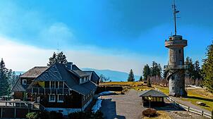 Der große Antennenmast auf dem Aussichtsturm zeigt es: Am Brend bei Furtwangen besteht bereits eine digitale Infrastruktur. Doch sie ist ...