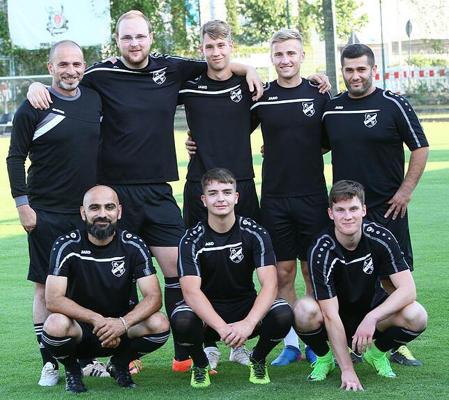 Neue Gesichter: Beim Aufsteiger Bosporus FC Friedlingen freuen sich Trainer Riza Bilici (links, stehend) und sein spielender Co-Trainer ...