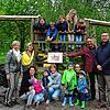 Auch bei der Spielplatz-Aktion der Elterninitiative Stühlingen hatte das OBS Anteil mit einer Spende. Stehend von links: Yvonne ...