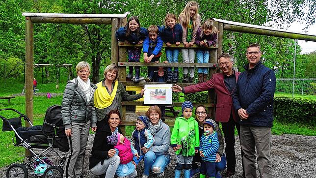 Auch bei der Spielplatz-Aktion der Elterninitiative Stühlingen hatte das OBS Anteil mit einer Spende. Stehend von links: Yvonne ...