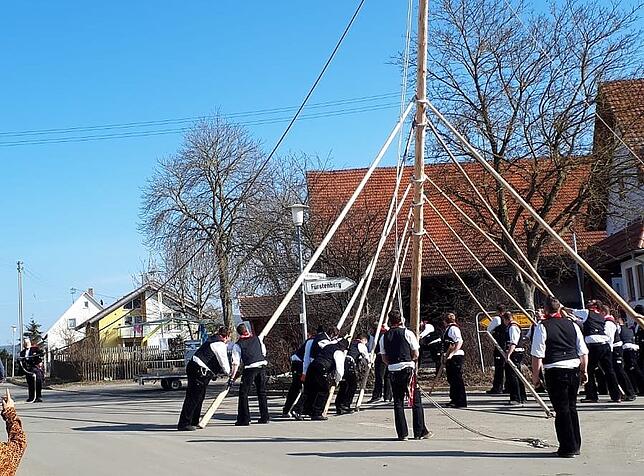 Gleich ist das Tagwerk vollbracht und der Narrenbaum streckt sich gen Himmel