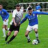 Entschlossen: So leicht wie beim 1:9 im Hinspiel wollen es Giovanni Tardo (rechts, gegen Matthias Feldmann vom SV 08 Laufenburg) und ...