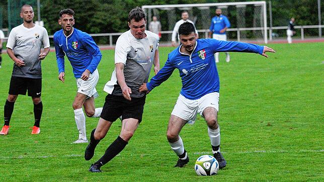 Entschlossen: So leicht wie beim 1:9 im Hinspiel wollen es Giovanni Tardo (rechts, gegen Matthias Feldmann vom SV 08 Laufenburg) und ...