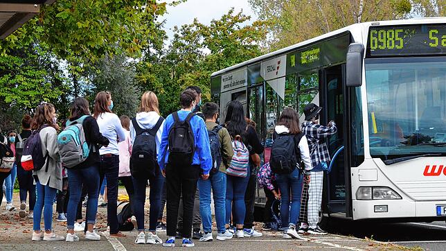 Nach Unterrichtsende drängen sich die Schüler ebenso in überfüllte Busse wie am Morgen.