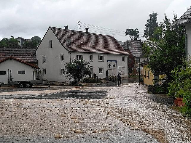 Bild 1: Bilder von den Wassermassen in Mühlingen nach dem Unwetter am Donnerstag