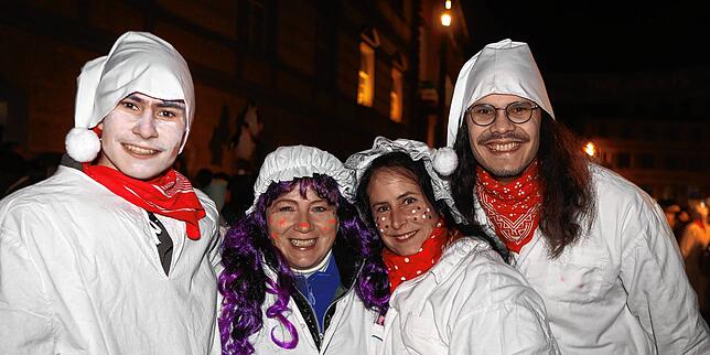 Nachthemd, Zipfelmütze oder Schlafhaube und ein weiß bemaltes Gesicht? Der Hemdglonkerumzug zieht durch Konstanz!
