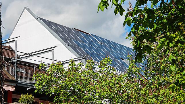 Eine Photovoltaik-Anlage auf einem Dach in der Radolfzeller Innenstadt. Eine Maßnahme, die laut dem Integrierten Klimaschutzkonzept der ...