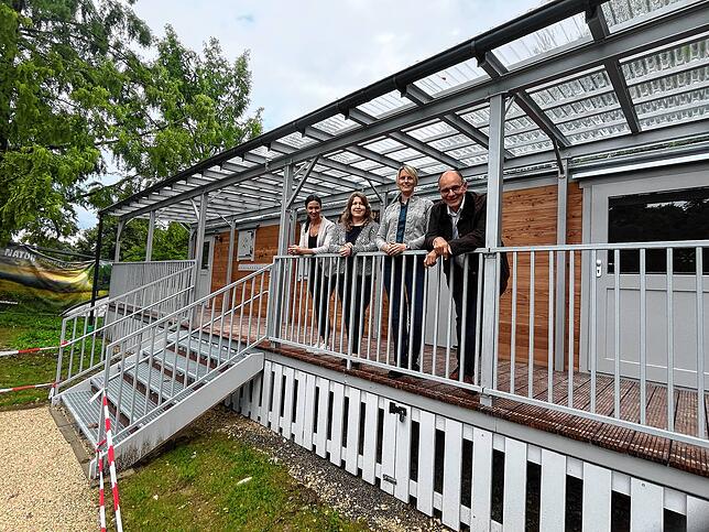 Auch sie freuen sich über den gelungenen Awo-Naturkindergarten „Pfefferminza“ (von rechts): Singens Oberbürgermeister Bernd Häusler, ...