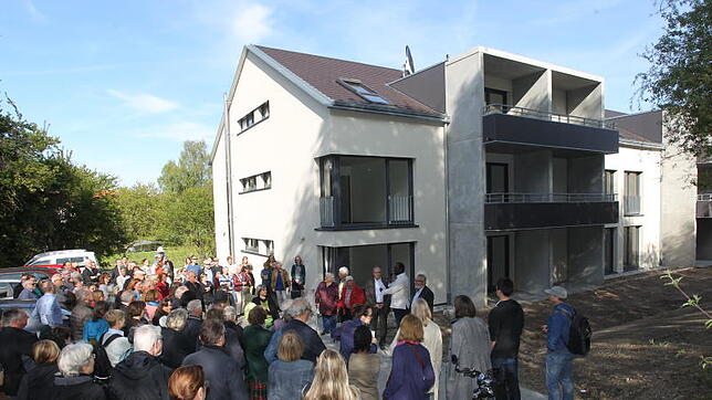 Mehr als hundert interessierte Bürger haben sich das neue Wohnhaus für insgesamt 44 Flüchtlinge in Egg angeschaut. Vertreter der Stadt, ...