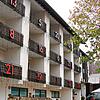 Die &bdquo;Schwarzwald Residenz&ldquo; schmückt ihre Balkone im Dezember wieder mit roten Leuchtzahlen &ndash; der lebendige ...