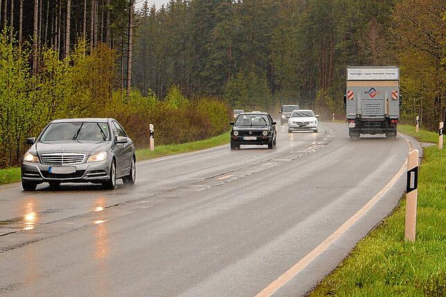 Dicht an dicht rollen die Fahrzeuge über die Bundesstraße zwischen Mönchweiler und Petrzell. Für Radfahrer ist es ein extrem ...
