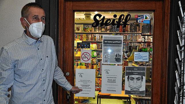 Günter Broeski, Spielwarenhändler aus Überlingen, ist froh über jeden Tag, den sein Geschäft offen bleiben darf.