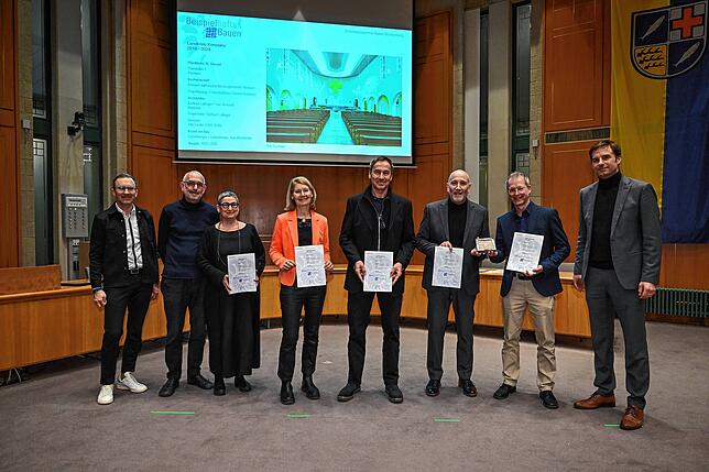 Bei der Preisverleihung für die Innenrenovierung der Stockacher St. Oswaldkirche von links: Tobias Meigle (Jury-Vorsitzender), Bernhard ...