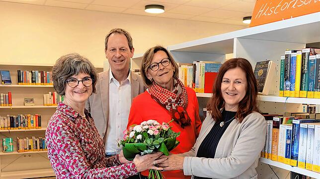 Martina Fimpel (Ehrenamtliche im Freundeskreis Stadtbibliothek e.V.), Markus Stein (Leitung im Fachbereich Bildung, Soziales und ...