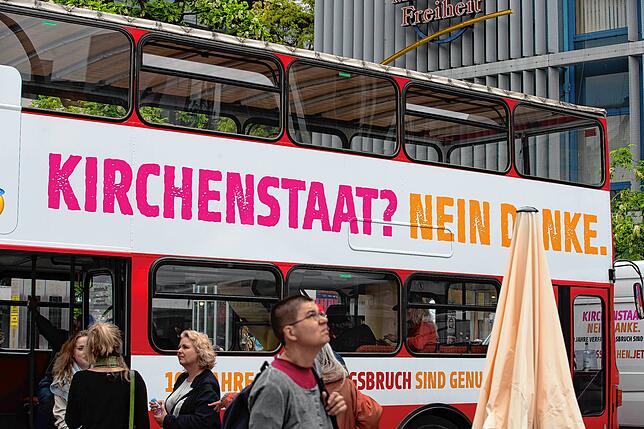 „Kirchenstaat? Nein Danke.“ Mit diesem Bus protestierten Gegner der Kirchensteuer im vergangenen Jahr in München und anderen ...