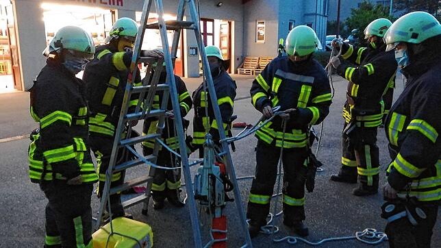 Übungen sind für die Einsatzbereitschaft der freiwilligen Feuerwehren wichtig. Darum werden sie seit August in Eigeltingen in kleinen ...
