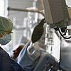 Eine Krankenpflegerin versorgt einen an Covid-19 erkrankten Patienten auf der Intensivstation eines Krankenhauses im Kanton Schwyz. Dort ...