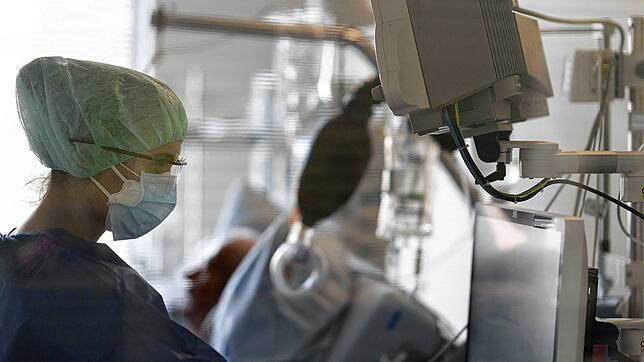 Eine Krankenpflegerin versorgt einen an Covid-19 erkrankten Patienten auf der Intensivstation eines Krankenhauses im Kanton Schwyz. Dort ...