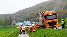 Dieses Bild zeigt deutlich die Gefahr für Fußgänger und Radfahrer, wenn der 40 Tonner am Donnerstag von der B 27 nach unten auf den Weg ...