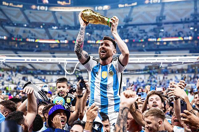 Im Dezember gewann Lionel Messi mit Argentinien die Fußball-Weltmeisterschaft. Wenn alles nach Plan läuft, spielt er im September mit ...