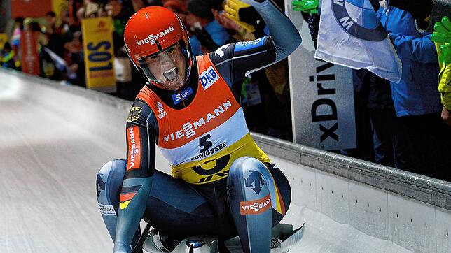 Bild : Rennrodlerin stoppt in Engen